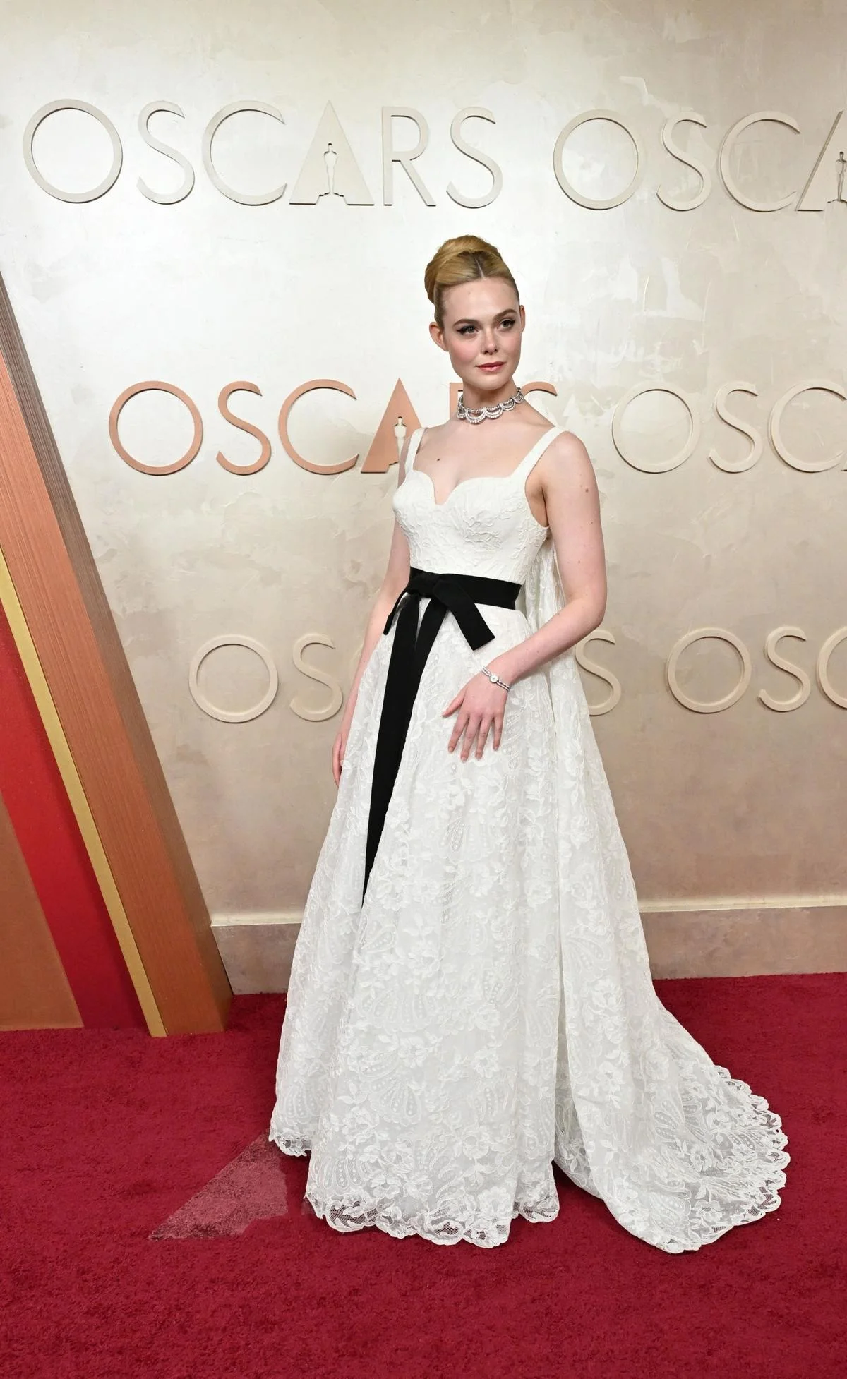 Thảm đỏ Oscar 2025: Selena Gomez – Doja Cat thi nhau diện váy xẻ sâu, để lộ ‘gò bồng đảo’ nóng bỏng