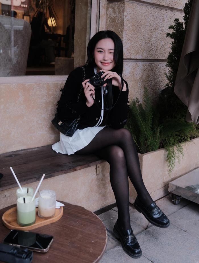 Chiếc túi Chanel đen nhỏ nhắn với dây xích vàng là phụ kiện hoàn hảo, tạo sự sang trọng cho tổng thể trang phục của Doãn Hải My. Thiết kế không chỉ mang giá trị thương hiệu mà còn giúp cân bằng giữa sự thanh lịch và thời trang hiện đại.
