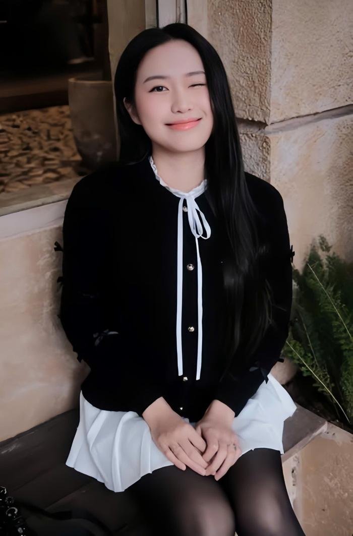 Không tạo kiểu cầu kỳ, vợ Đoàn Văn Hậu chọn cách để tóc buông xõa tự nhiên. Lối trang điểm thiên về sự nhẹ nhàng với đôi môi hồng, gò má ửng nhẹ giúp cô thêm phần rạng rỡ. Điểm nhấn nằm ở hàng lông mày thanh thoát và đôi mắt được kẻ nhẹ, giúp tổng thể gương mặt thêm phần sắc nét.
