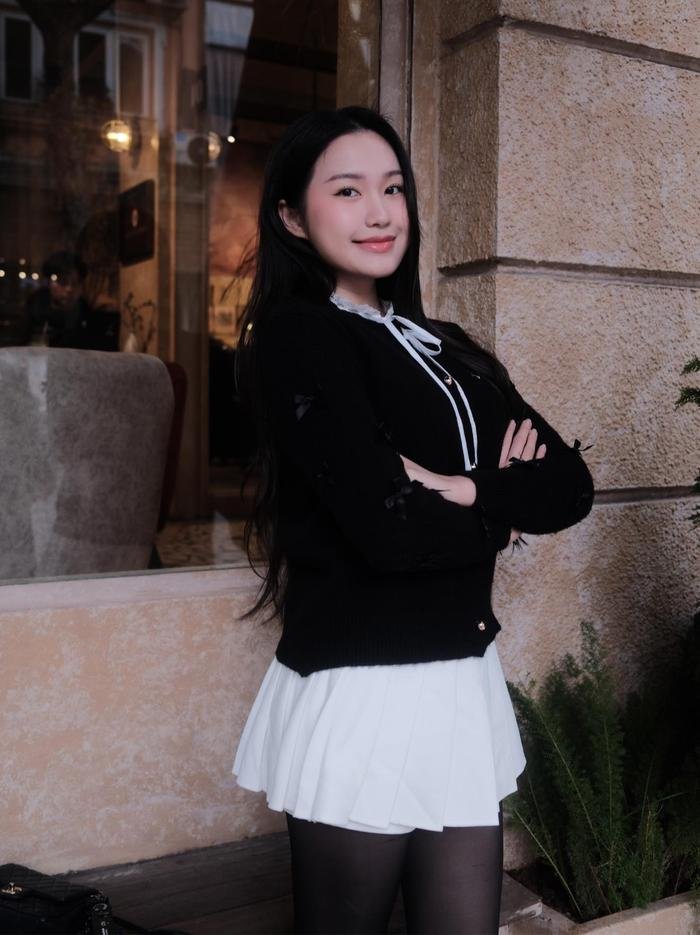 Doãn Hải My ngày càng định hình phong cách thời trang cá nhân. Sự tinh tế trong từng bản phối giúp cô trở thành nguồn cảm hứng cho những ai theo đuổi phong cách thanh lịch và sang trọng. Nếu trước đây cô thường diện những trang phục mang màu sắc nữ tính, dịu dàng thì hiện tại, cách ăn vận của cô đã trở nên tối giản, thanh lịch nhưng vẫn giữ được nét duyên dáng vốn có.