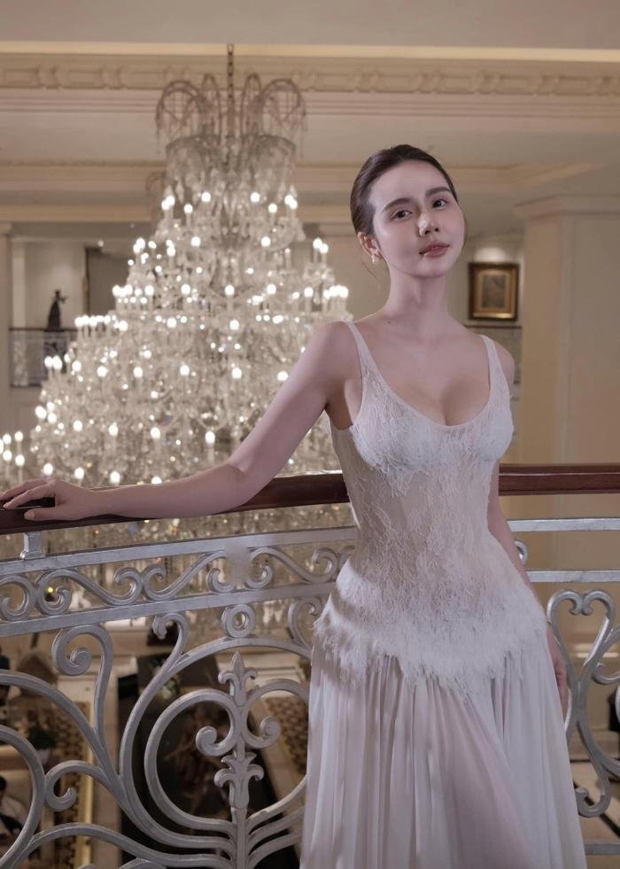 Huyền Lizzie tự tin khoe khuôn mặt nhỏ nhắn. Ảnh: FBNV