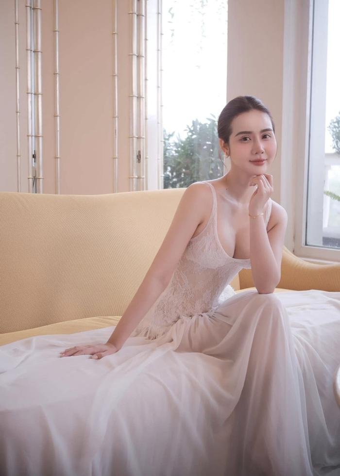 Huyền Lizzie thể hiện tâm trạng vui vẻ khi thực hiện bộ ảnh mới nhất. Ảnh: FBNV