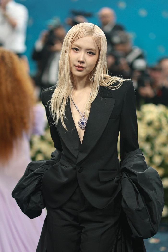 Rosé thiếu sự bứt phá, vẫn theo đuổi hình ảnh an toàn khiến lần xuất hiện của cô ở Met Gala 2025 trở nên nhạt nhòa. (Ảnh: Vogue)
