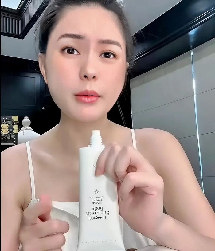 Trong các video quảng bá, Đoàn Di Băng từng khẳng định sản phẩm có chỉ số chống nắng “cao”, “tuyệt vời”. Tuy nhiên, kết quả kiểm nghiệm từ một lô hàng cho kết quả chỉ số SPF 2,4 thay vì SPF 50. (Ảnh sưu tầm)