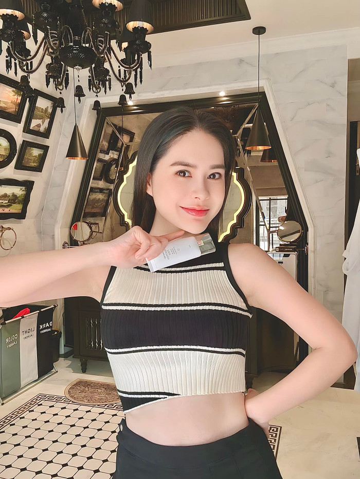 Đoàn Di Băng nhiều lần quảng cáo kem chống nắng trên các nền tảng mạng xã hội. (Ảnh FBNV)