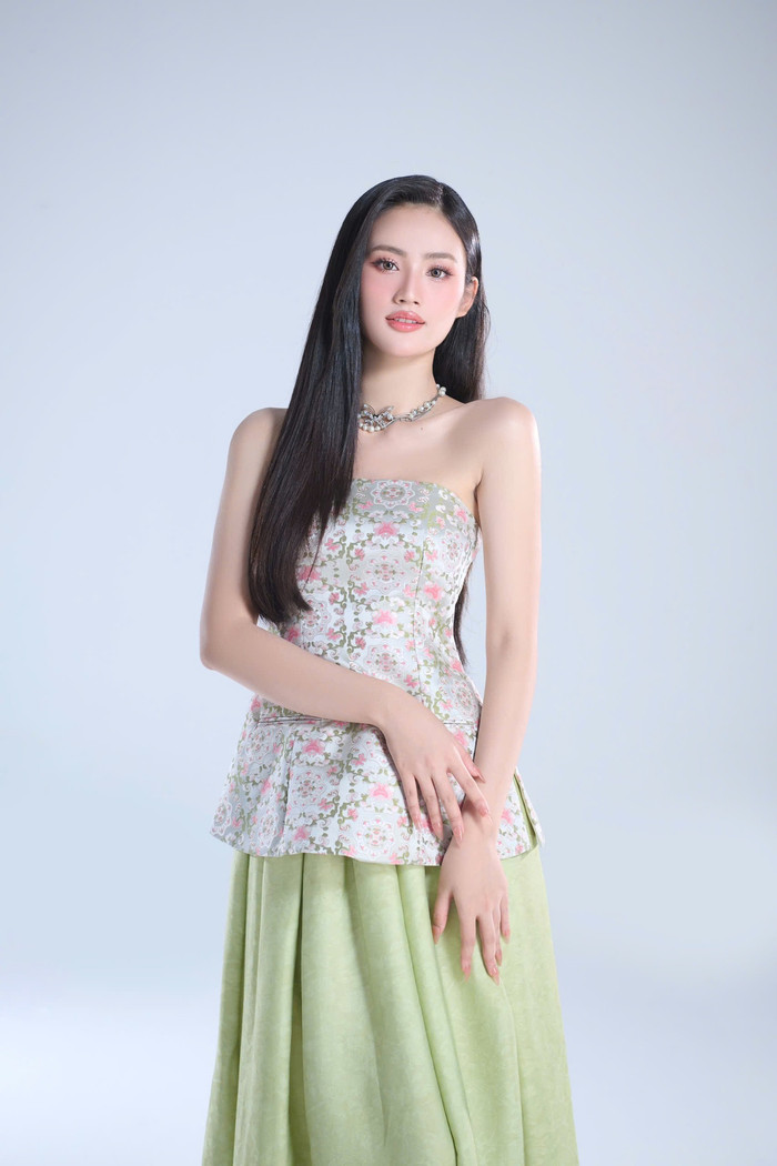 Hoa hậu Ý Nhi đứng giữa thế khó. (Ảnh: FBNV)