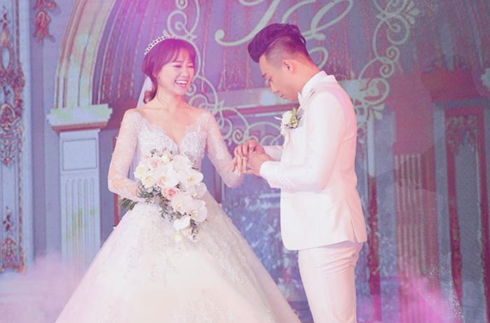 Trấn Thành xúc động trao nhẫn cho Hari Won trong đám cưới. Ảnh: Sưu tầm