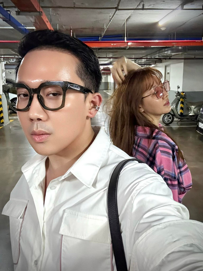 Trấn Thành khá thoải mái khi chia sẻ hình ảnh chụp chung với Hari Won ở trên mạng xã hội. Ảnh: FBNV