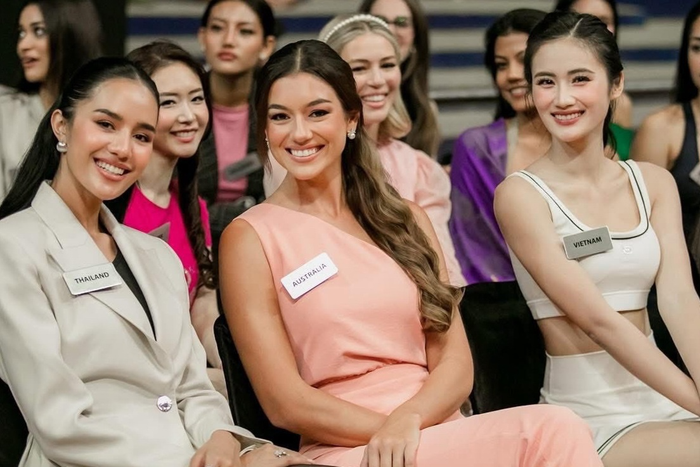 Hoa hậu Ý Nhi (phải) đọ sắc cùng dàn thí sinh Miss World 2025.