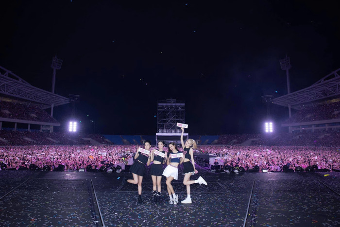 Blackpink chụp ảnh lưu niệm tại Hà Nội, tháng 7/2023. Ảnh: YG Entertainment