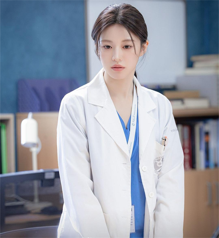 Giải mã sức hút của Go Yoon Jung trong Resident Playbook Ảnh 2