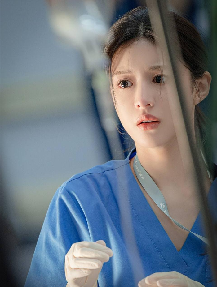 Không cần đến những màn cao trào đẫm nước mắt thường thấy, Go Yoon-jung chinh phục người xem bằng diễn xuất tiết chế nhưng giàu cảm xúc.
