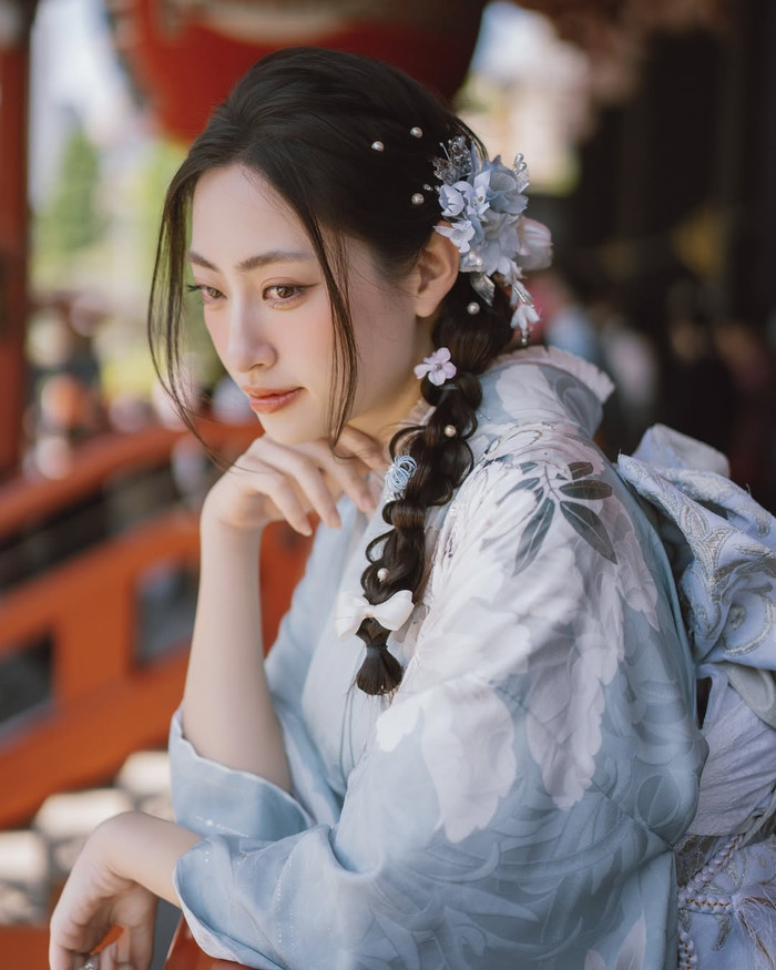 Lối make-up nhẹ nhàng, tập trung vào đôi mắt long lanh và đôi môi hồng tự nhiên giúp Lương Thùy Linh giữ được thần thái mộc mạc mà cuốn hút.