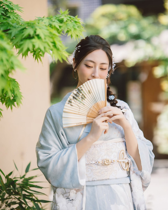 Kiểu tóc búi gọn truyền thống, điểm xuyết bằng hoa cài thanh nhã càng khiến tổng thể trở nên hài hòa, đậm nét đẹp Á Đông.