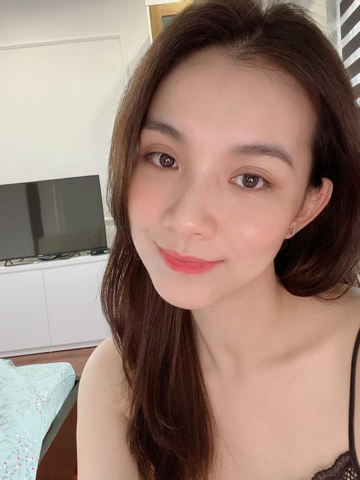 Nàng hậu hài hước thú nhận hiện cô 'nhỏ bé' nhất nhà vì chồng và 2 con đều có chiều cao vượt trội. (Ảnh FBNV)