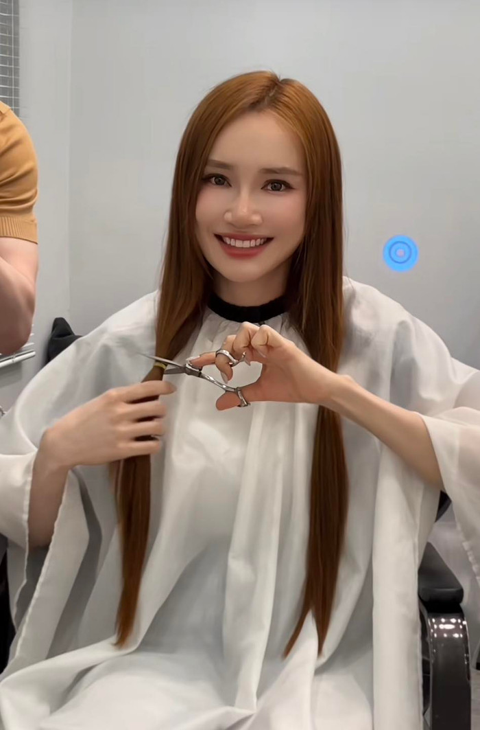 Nhã Phương quyết định hiến tóc gửi tặng bệnh nhân ung thư vào sinh nhật tuổi 35. (Ảnh: Chụp màn hình)