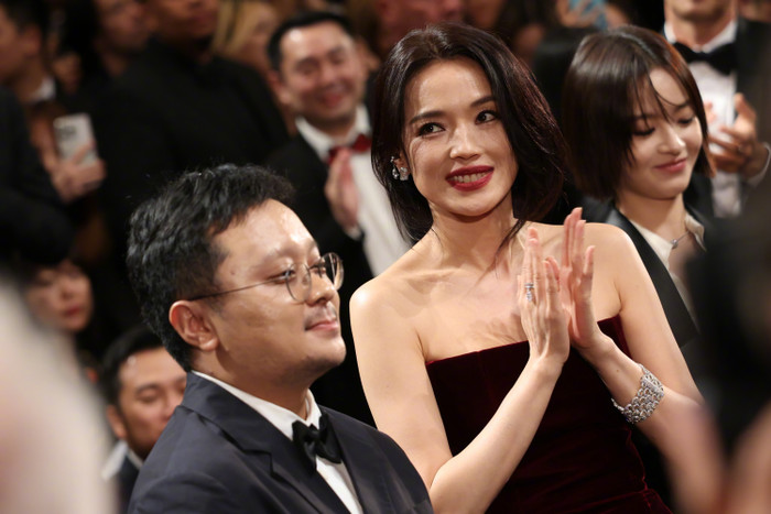 Phim của Dịch Dương Thiên Tỉ và Thư Kỳ gây tiếng vang tại Cannes 2025: Tràng pháo tay dài 10 phút Ảnh 10