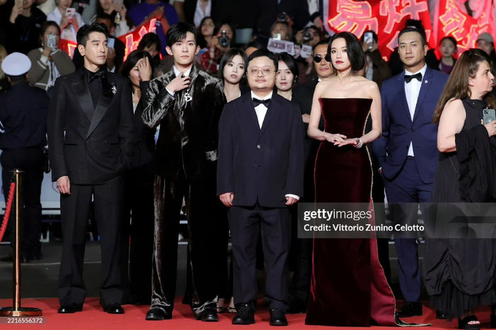 Phim của Dịch Dương Thiên Tỉ và Thư Kỳ gây tiếng vang tại Cannes 2025: Tràng pháo tay dài 10 phút Ảnh 1