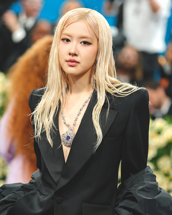 Rosé trượt top sao mặc đẹp tại Met Gala 2025. Thậm chí, tạo hình của nữ ca sĩ còn gây tranh cãi. (Ảnh tổng hợp)