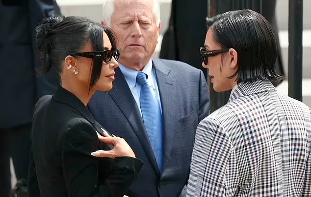 Kim Kardashian đeo vòng cổ kim cương hàng chục tỷ đồng đến phiên tòa