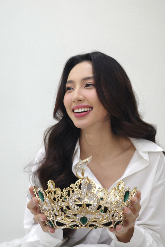 Những người nổi tiếng như Thùy Tiên không đi ra từ một câu chuyện cổ tích. Họ được định hướng, đào tạo, và xây dựng thương hiệu. (Ảnh FBNV)
