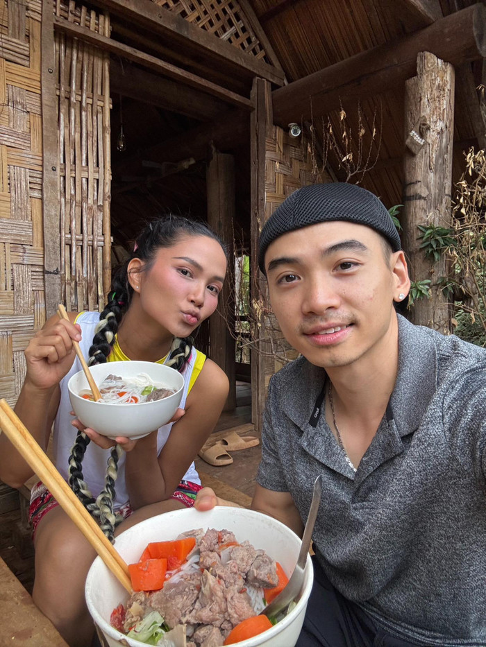 Chồng H'Hen Niê thường xuyên cập nhật những khoảnh khắc đời thường ở bên vợ hoa hậu. Ảnh: FBNV