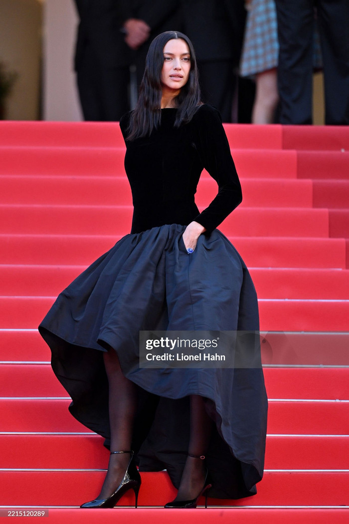 Irina Shayk có vẻ 'biết rén' sau lệnh cấm trang phục hở bạo tại Cannes 2025. Trái với hình ảnh táo bạo thường thấy, hai ngày đầu lễ hội năm nay, chân dài nước Nga chọn phong cách kín đáo và cổ điển. Trong lần xuất hiện này, cô diện đầm nhung đen tay dài kết hợp chân váy phồng bất đối xứng, tạo vẻ ngoài thanh lịch nhưng vẫn đầy khí chất. Chiếc nhẫn sapphire bản lớn là điểm nhấn tinh tế, cho thấy Irina chẳng cần khoe da thịt vẫn nổi bật giữa rừng ống kính.4o