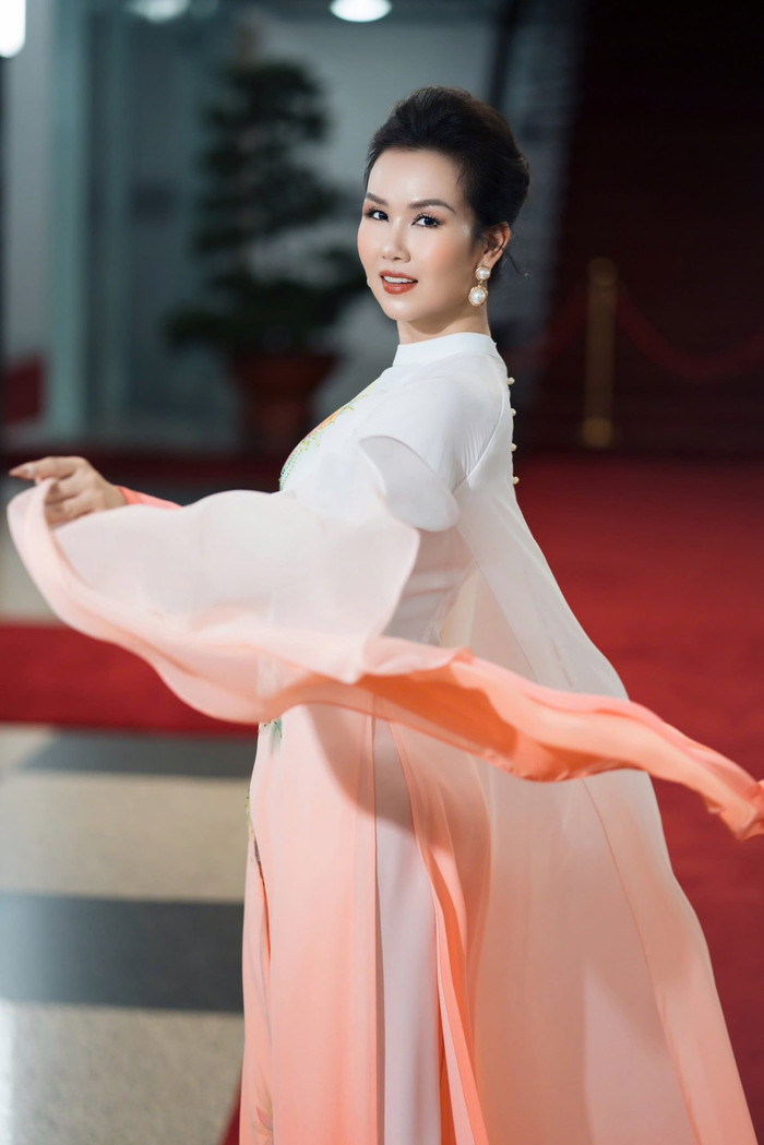 Võ Hạ Trâm mang sáng tác của Nguyễn Văn Chung đi diễn: 'Không còn từ gì để diễn tả' Ảnh 1