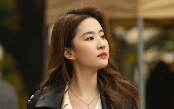 Lưu Diệc Phi tái xuất ấn tượng, định hình phong cách nữ quyền hiện đại trong phim Hoa ngữ Câu Chuyện Hoa Hồng (Ảnh: Weibo).