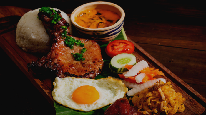 Cơm tấm sườn bỉ chả là món ăn đảm bảo 'chắc bụng' cho các thí sinh khi ăn sáng trước lúc đi thi. Ảnh: Hawonkoo