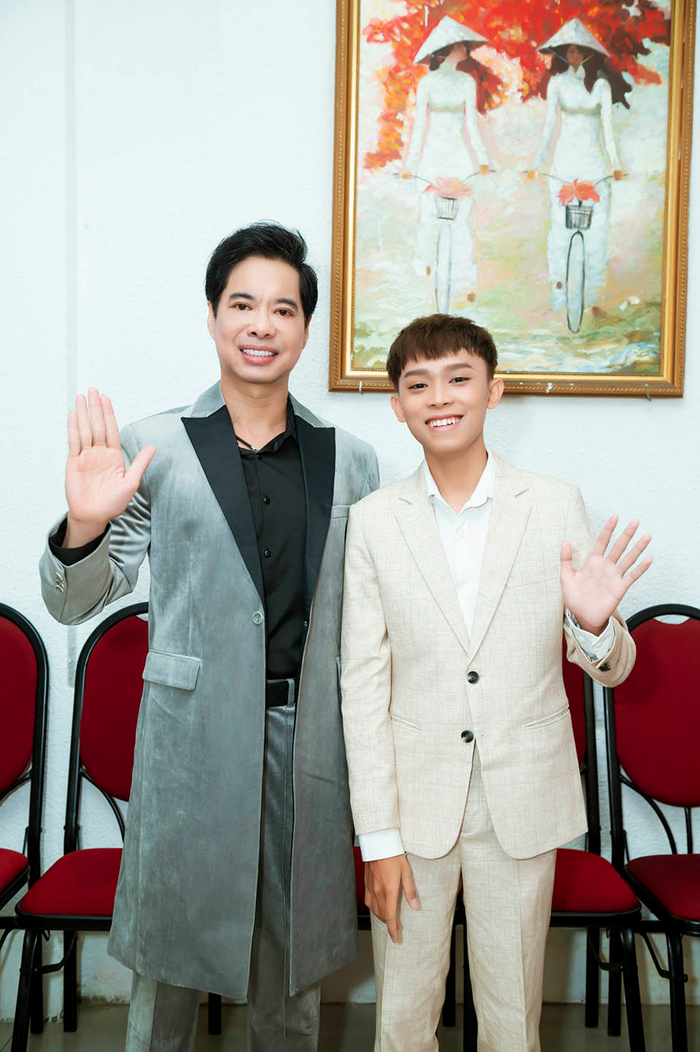 Hồ Văn Cường được sự dìu dắt của danh ca Ngọc Sơn, dần trở lại với âm nhạc sau những biến cố. (Ảnh: FBNV)