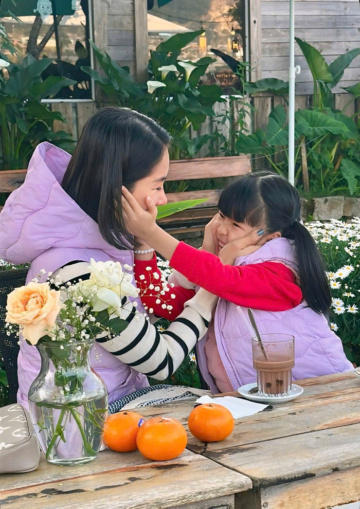 Sự hiểu chuyện của con gái khiến Lê Phương vô cùng xúc động. Ảnh: FBNV