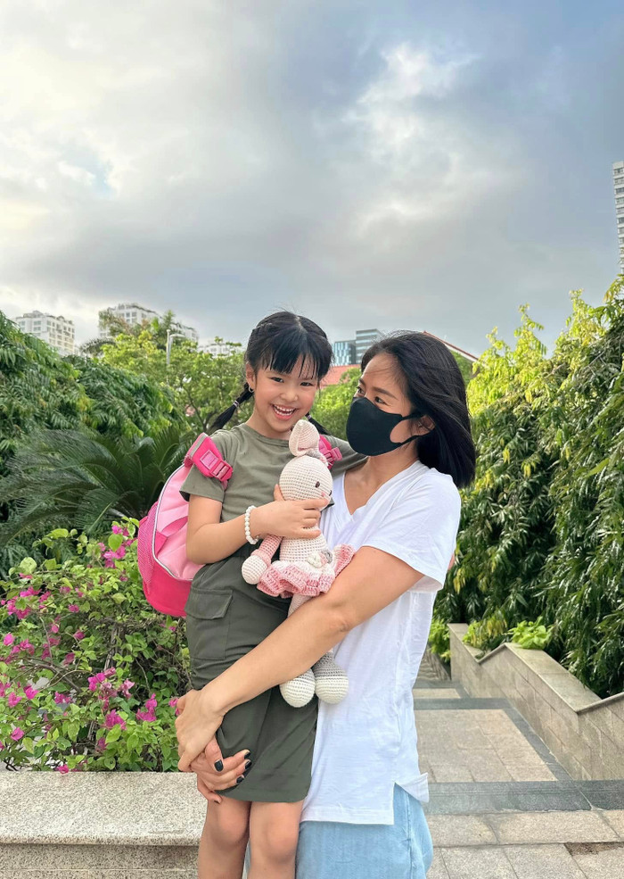 Lê Phương đặc biệt chú trọng việc nuôi dạy con, thường sắp xếp để bên cạnh các con trong các djp quan trọng. Ảnh: FBNV