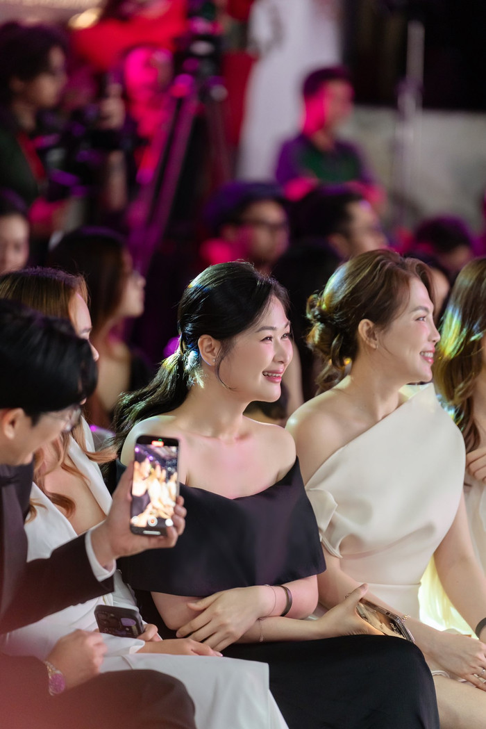 Khoảnh khắc Huy Khánh vui vẻ quay lại vợ cũ trong sự kiện khiến nhiều người bất ngờ, thích thú. (Ảnh FBNV)