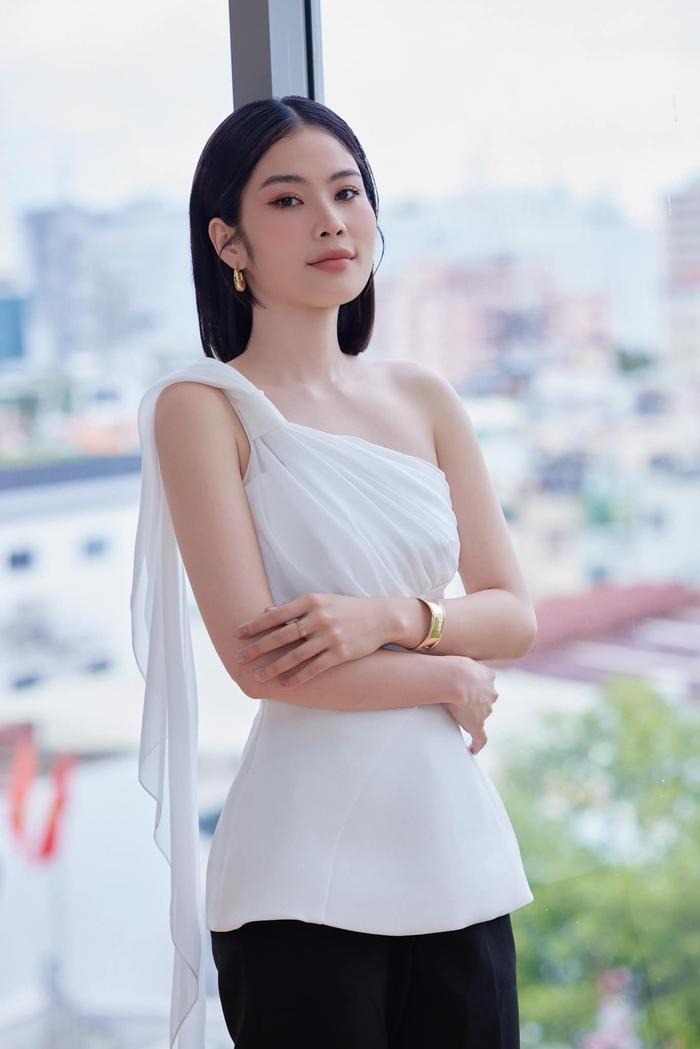 Lệ Nam ngày một thăng hạng nhan sắc, thần thái đầy tự tin mỗi khi xuất hiện.