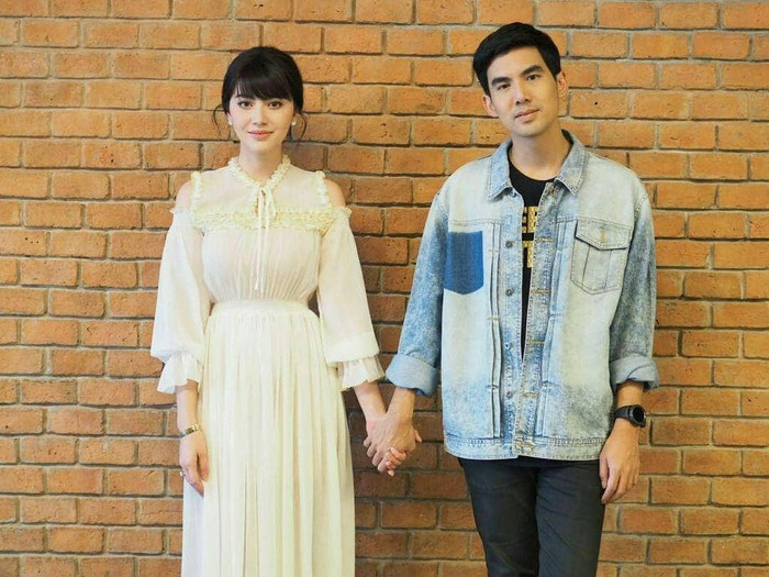 Ter Chantavit và Mai Davika khéo léo công khai chuyện tình cảm bắt đầu từ việc đăng ảnh chụp chung, có những hành động, cử chỉ thân mật. Ảnh: IGNV