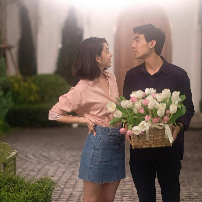 Ter Chantavit đã đăng tấm hình này trong dịp sinh nhật của Mai Davika vào năm 2018. Sự ngại ngùng, bẽn lẽn của cả hai khiến netizen vô cùng thích thú. Ảnh: IGNV