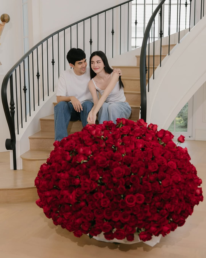 Ter Chantavit không ngần ngại làm những điều lãng mạn để khiến Mai Davika vui vẻ, hạnh phúc vào mỗi dịp đặc biệt. Ảnh: IGNV