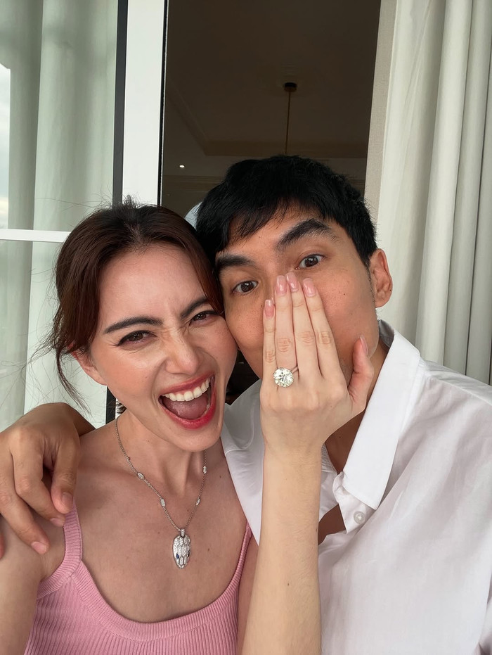 Mai Davika cười tươi rói sau khi đồng ý nhận lời cầu hôn của bạn trai. Ảnh: IGNV