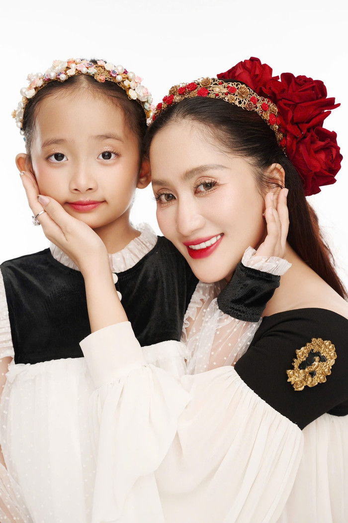Khánh Thi mong con gái khoẻ mạnh, biết yêu thương mọi người còn Phan Hiển thì mong nhóc tỳ sẽ thừa hưởng được tính cách của mẹ. (Ảnh: FBNV)