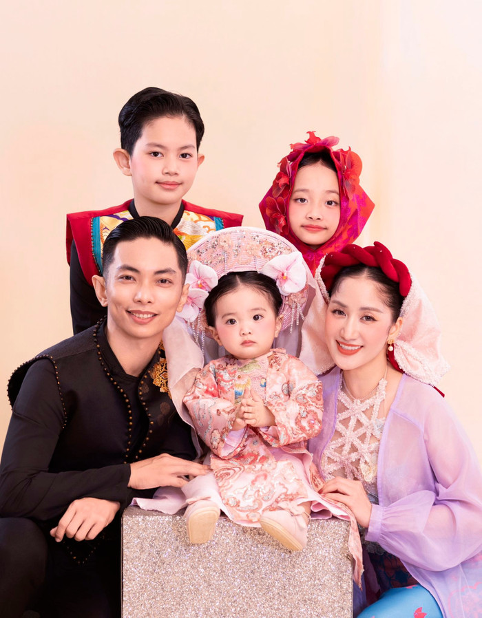 Khung ảnh gia đình hạnh phúc của Khánh Thi và Phan Hiển bên các con. (Ảnh: FBNV)