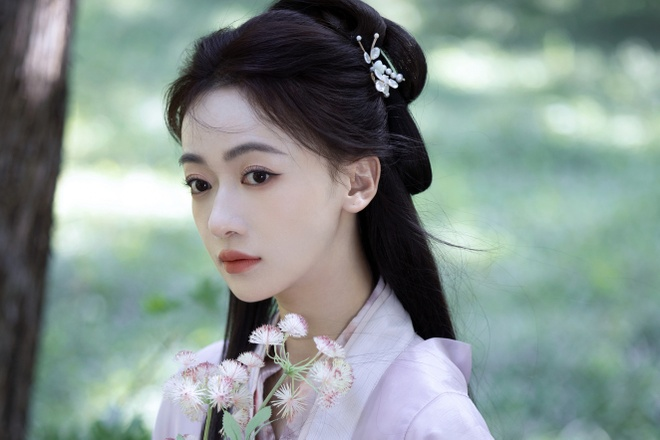 Phim của Ngô Cẩn Ngôn bị trì hoãn khai máy, lý do được Vu Chính tiết lộ là vì nam chính chậm trệ việc vào đoàn (Ảnh: Weibo).