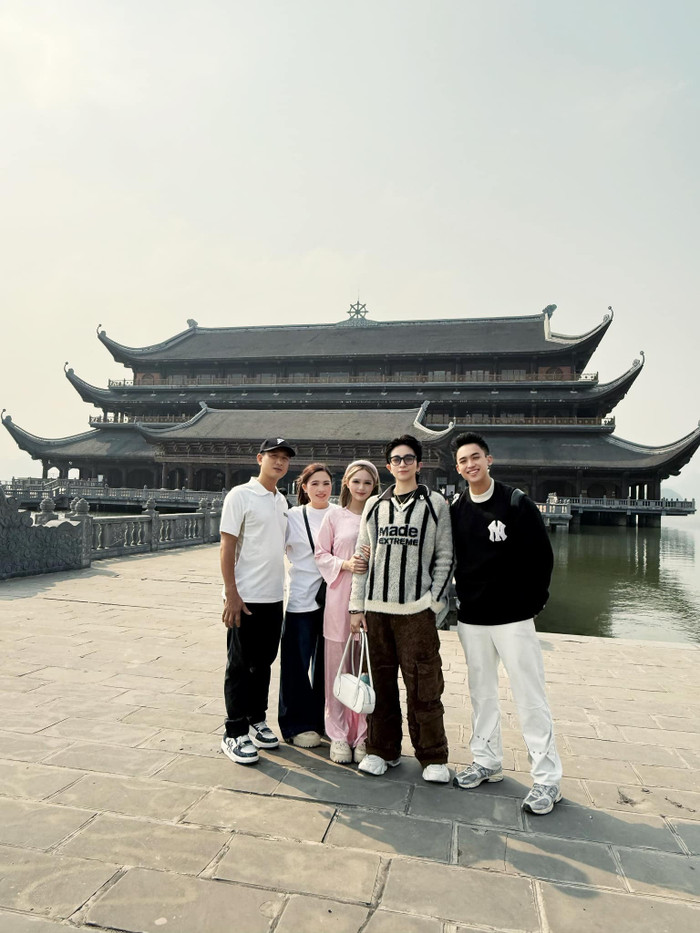 Gil Lê chụp ảnh cùng gia đình Xoài Non vào dịp Tết năm nay. (Ảnh FBNV)