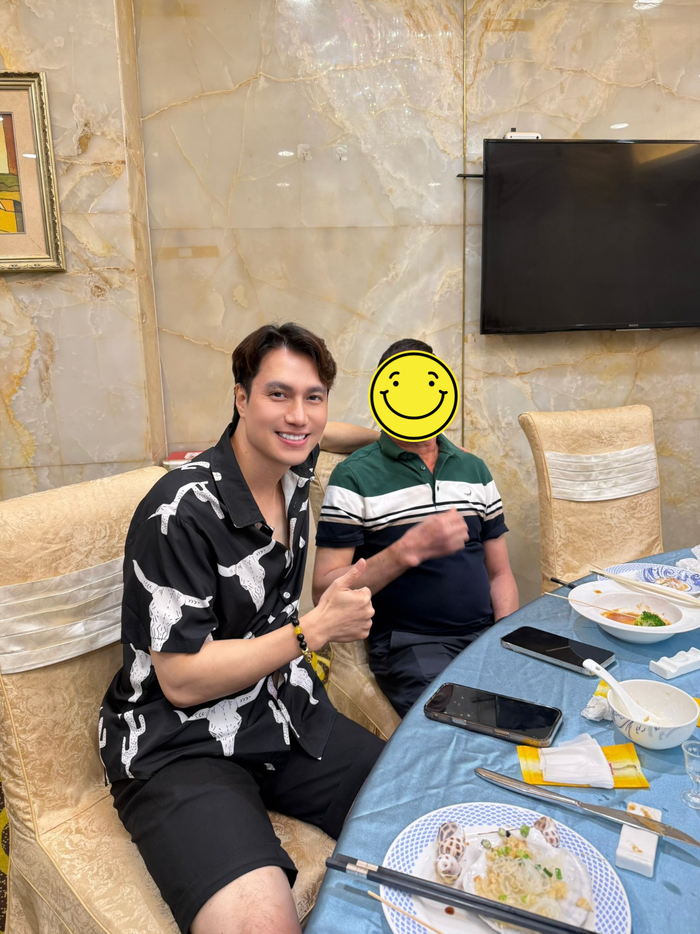 NSƯT Việt Anh đang có chuyến công tác tại nước ngoài, khẳng định việc khóa Facebook nhằm mục đích bảo vệ 'tài sản' trước ý đồ của kẻ xấu. (Ảnh: FBNV)
