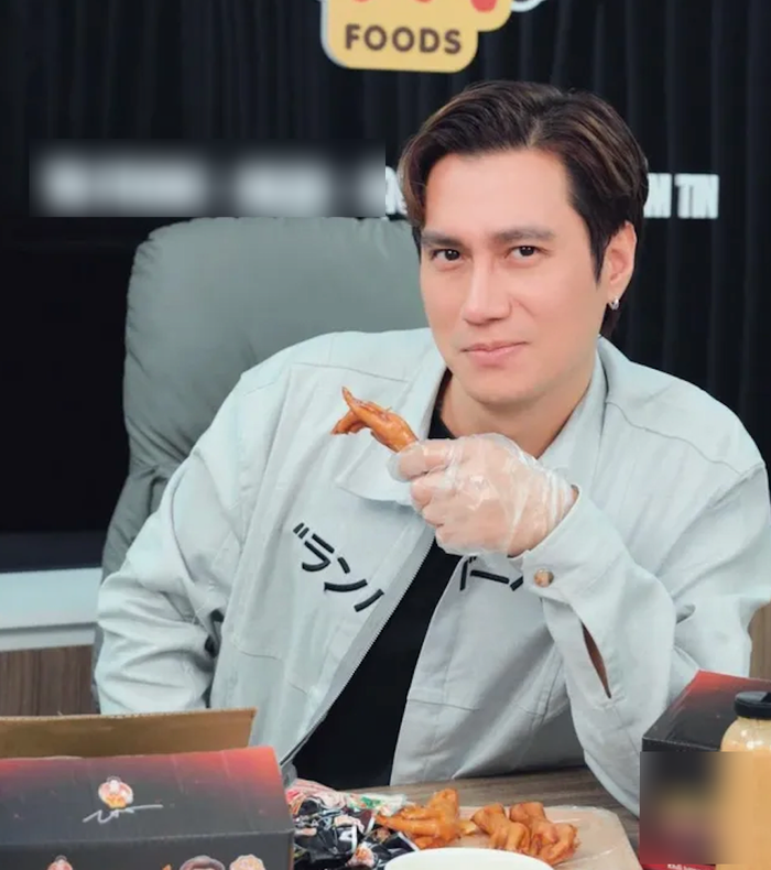Thời gian qua, NSƯT Việt Anh gây chú ý khi buôn bán mặt hàng chân gà do công ty của nam nghệ sĩ sản xuất, phân phối. (Ảnh: FBNV)