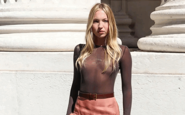 Ái nữ Kate Moss gây tranh luận với chiếc áo khiếm nhã