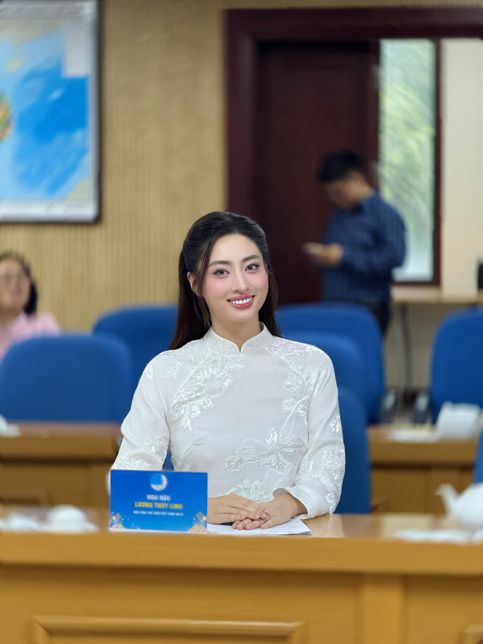 Lương Thùy Linh thể hiện sự tự tin khi xuất hiện ở chốn đông người. Ảnh: FBNV