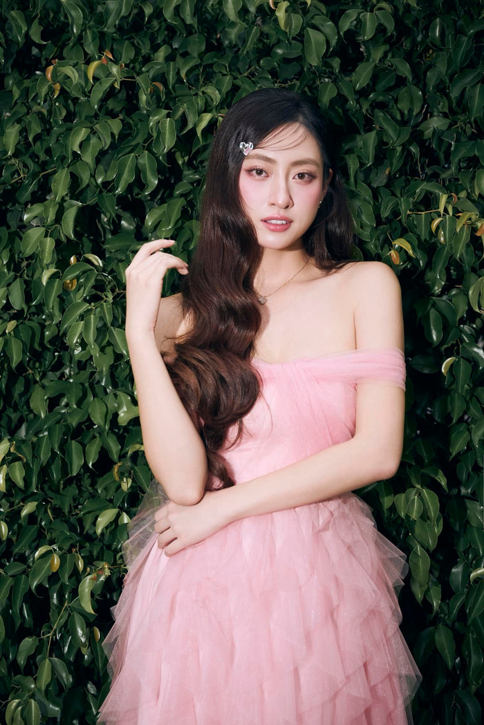 Lương Thuỳ Linh hiện vừa hoạt động trong giới showbiz, vừa duy trì vai trò giảng viên ở một trường Đại học. Ảnh: FBNV
