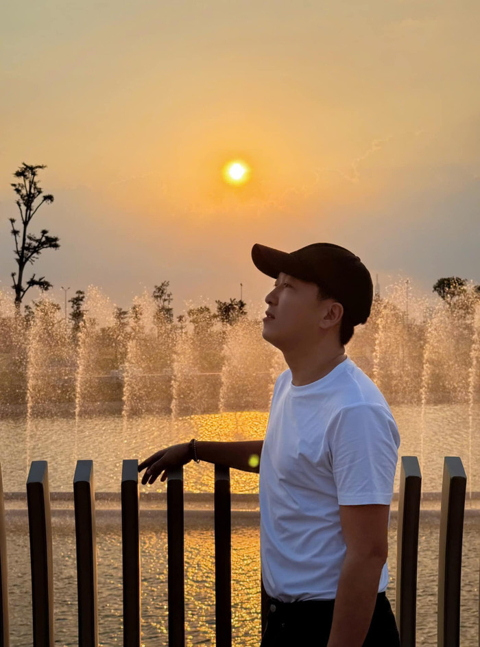 Nghệ sĩ Trường Giang cũng từng vướng vào những lời chỉ trích đến từ fandom của ca sĩ - hoa hậu Nam Em nhưng anh vẫn chọn cách im lặng. (Ảnh: FBNV)