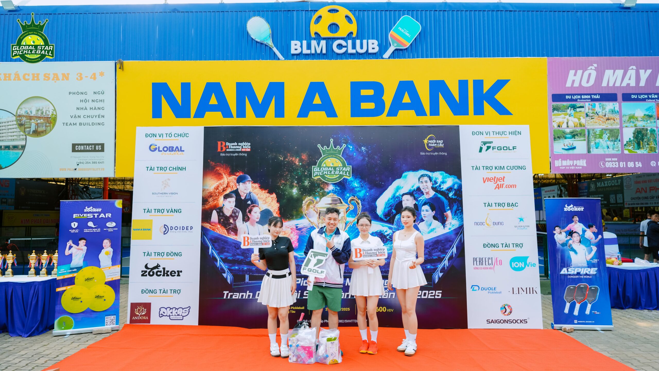 Vận động viên rạng rỡ check-in cùng Ban Tổ Chức, mang về những phần quà door gift hấp dẫn từ sự kiện.